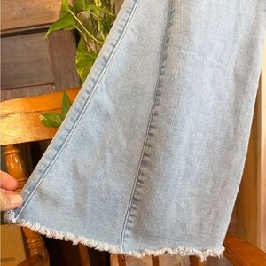 Elegant Light Blue Wide Leg Jeans with Frayed Hem